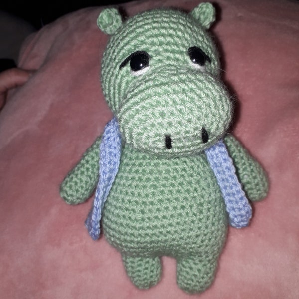 Hippopotame avec son petit gilet fait au crochet