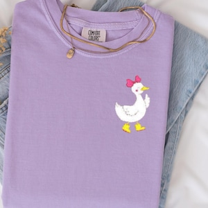 刺繍入りコケットシリーグースシャツ：コンフォートカラー刺繍入りファニーグースTシャツ