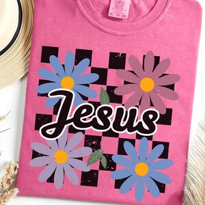 Retro Floral Jesus T-Shirt, Boho Distressed Checkered Christian Tee, Comfort Colors Trendy Religious Tee, Vintage Bible Verse T Shirt Gift