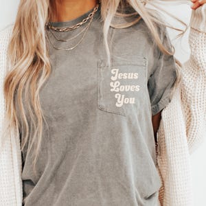 Christliches Sweatshirt, Bibel-Vers-T-Shirt, religiöses Taschen-T-Shirt, Retro Glaube-T-Shirt, christlicher Jesus liebt Sie T-Stück, religiöses Hemdgeschenk