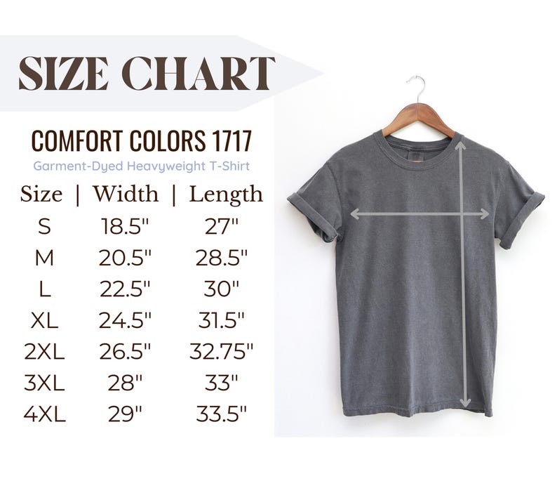 以下が含まれることがあります： 木製のハンガーにかけられた、グレーのComfort Colors 1717ガーメントダイヘビーウェイトTシャツ。画像には、Sから4XLまでのサイズのcm単位の寸法を含むサイズチャートが含まれています。シャツの幅は47cmから74cm、長さは69cmから85cmです。