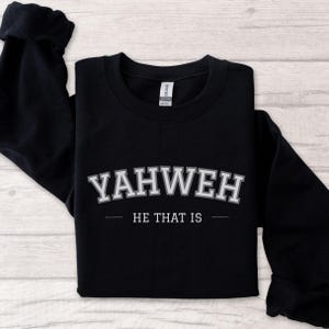 Sweat chrétien esthétique Yahweh Faith Based Crewneck Varsity Print Sweat-shirt Jésus Chemise Dieu Cadeaux chrétiens Chemise simple basée sur la foi