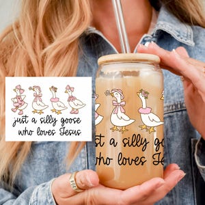Silly Goose Christianアイスコーヒーカップ、イエスのガラスコーヒーカップ、宗教的なタンブラー、キリスト教徒への贈り物、聖書の一節が描かれた面白いグラス（ストロー付き）