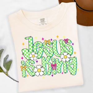 Christian Checkered Retro T-Shirt, Jesus Is King Doodle Shirt, Coquette Christian T Shirt Floral Religious Shirt,Trendy Bible Verse Tee Gift