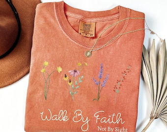 Walk by Faith T-shirt met wilde bloemen: Boho Christian Bible Verse Tee