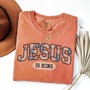 Jesus ist König T-Shirt, christliches Jesus-T-Stück Varsity christliche Streetwear religiöses Geschenk Komfort Farben Jesus Blumen T-Shirt Geschenke für sie
