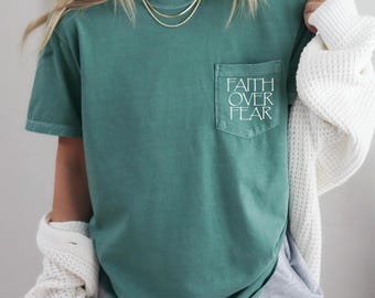 恐怖に打ち勝つ信仰ポケットTシャツ：クリスチャンユニセックスTシャツ