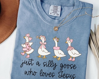 Camiseta "Silly Goose Loves Jesus" - Camisa cristiana con gráficos y colores cómodos