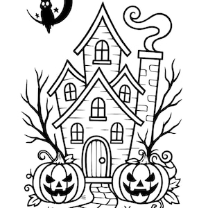 Pu&ograve; includere: Illustrazione in bianco e nero di una casa infestata con camino, finestre e porta d'ingresso. Due zucche intagliate sono poste davanti alla casa. Un gufo &egrave; appollaiato su una luna crescente in alto a sinistra.
