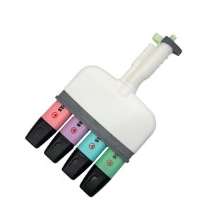 Puede incluir: Una herramienta resaltadora m&uacute;ltiple de pl&aacute;stico blanco con un mango y una base que sostiene cuatro resaltadores de la marca Stabilo en colores pastel rosa, morado, azul y verde, cada uno con tapa negra y un logo de cisne en el cuerpo.