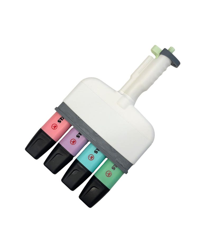 Puede incluir: Una herramienta resaltadora m&uacute;ltiple de pl&aacute;stico blanco con un mango y una base que sostiene cuatro resaltadores de la marca Stabilo en colores pastel rosa, morado, azul y verde, cada uno con tapa negra y un logo de cisne en el cuerpo.