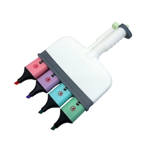 Pode incluir: Uma ferramenta de realce múltiplo em plástico branco com quatro marcadores Stabilo integrados em tons pastel rosa, roxo, azul e verde. O dispositivo possui uma alça central e uma estrutura cinza que segura os marcadores, cada um com ponta preta e um logotipo de cisne.