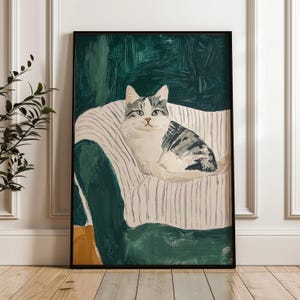 魅力的な猫のアートプリント、心地よい緑と白の装飾、気まぐれなトラ猫のイラスト、ペット愛好家へのギフト、心を落ち着かせるホームウォールアートのデジタルダウンロード
