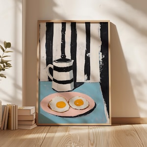 Può includere: Un dipinto di natura morta con due uova fritte su un piatto rosa, una brocca a righe e uno sfondo a righe bianche e nere.