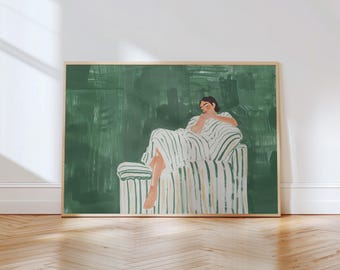 Op de afbeelding: Een ingelijste kunstdruk met een persoon die op een gestreepte fauteuil ligt. Het kunstwerk heeft een groene achtergrond met penseelstreken en een houten lijst. De persoon draagt een gestreept kledingstuk, wat een serene en artistieke uitstraling creëert.