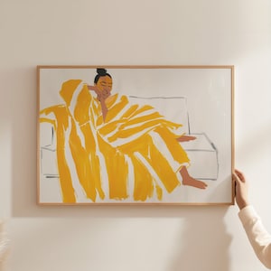 Arte contemporanea gialla da parete - Donna orizzontale avvolta in una coperta a righe gialle sul divano - Stampa digitale su tela di grandi dimensioni per una casa vivace