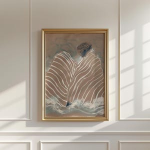 以下が含まれることがあります： 柔らかな茶色と青の色合いの背景に、縞模様の毛布に包まれた人物を描いた抽象画の額縁です。