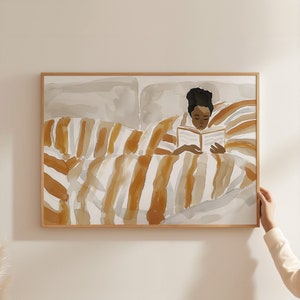 Frau im Bett lesend Kunstdruck: Kuscheliges Wohnaccessoire Digitaler Download