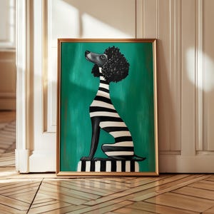Puede incluir: Una pintura enmarcada de un caniche blanco y negro sentado en una plataforma a rayas sobre un fondo verde azulado.