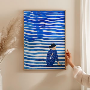 Abstrakte Wandkunst mit blauen Streifen, minimalistische Frau im blauen Sitzen, zeitgenössischer Digitaldruck, modernes figuratives Dekor, ruhige gestreifte Grafik