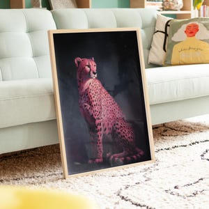 Op de afbeelding: Een witte keramische mok met een zwart handvat en de tekst "But First, Coffee" in een zwarte, handgeschreven lettertype. De mok staat op een wit oppervlak.