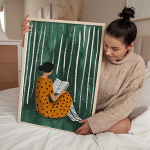 Sztuka czytania w lesie, nowoczesna minimalistyczna ilustracja, kobieta w sukience w kropki, przytulny wystrój kącika do czytania, sztuka ścienna inspirowana naturą