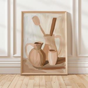Può includere: Dipinto astratto incorniciato con una natura morta di ceramiche e utensili in legno nei toni del beige e del marrone. L'opera raffigura una brocca, un vaso e un piccolo barattolo, con un cucchiaio di legno e un oggetto rettangolare. Il dipinto ha una tavolozza di colori neutri.