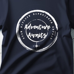冒険が待っている SVG PNG 冒険が待っているシャツ ハイキング Tシャツ ワンダーラスト グレートアウトドア キャンピングカー キャンプシャツ