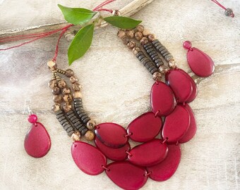 Tarragona Conjunto grande y grueso de color rojo llamativo, babero con collar rojo, joyería con cuentas para mujer, collar y pendientes de tres hebras para boda de verano.