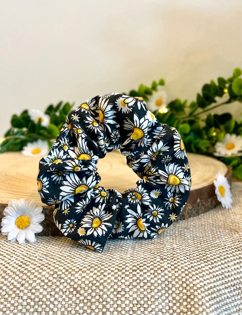 Handmade darling / scrunchie, flower pattern, trendy, daisies Black
