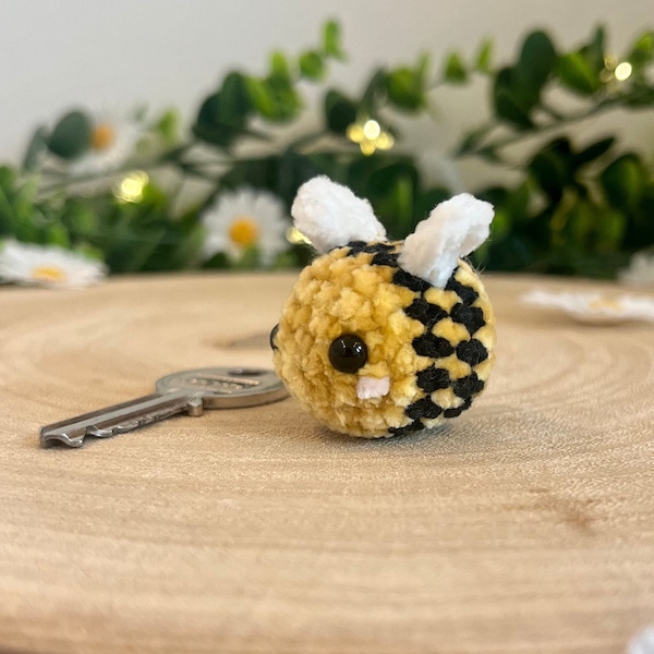 Petite abeille, amigurumi, peluche crochet, peluche en laine, fait à la main au crochet, porte-clé