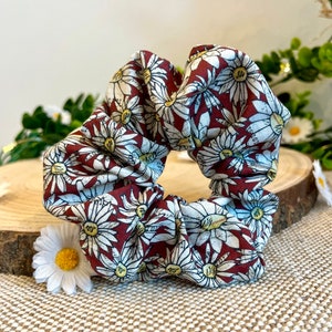 Handmade darling / scrunchie, flower pattern, trendy, daisies Red