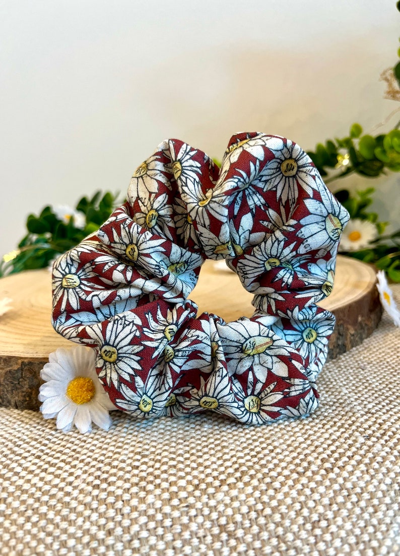 Handmade darling / scrunchie, flower pattern, trendy, daisies Red