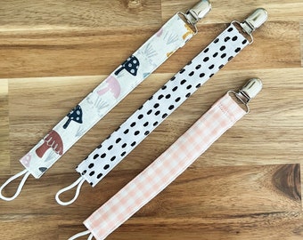 Monogram Pacifier Clip, Pacifier Holder for Baby, Binky Clip, Personalized Dummy Clip, Embroidered Pacifier Clip, Custom Pacifier Holder