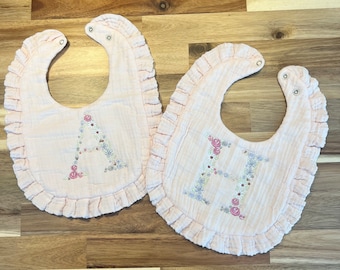Personalized Letter Baby Bib, Baby Shower Gift, Baby Girl Monogrammed Bib, Muslin Cotton Bib, Ruffle Bib