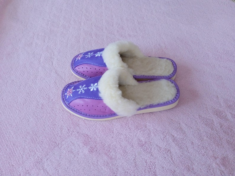 Women's Slippers in Sheepskin and Wool JANITIS Slippers Mules Lavender Handmade image 3