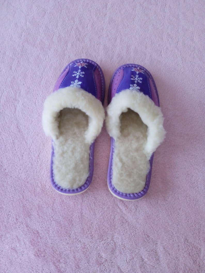 Women's Slippers in Sheepskin and Wool JANITIS Slippers Mules Lavender Handmade image 2