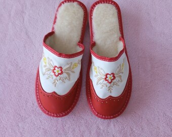 Women's Slippers in Sheepskin Leather and Wool - Slippers - Mules - Red and White - Handmade