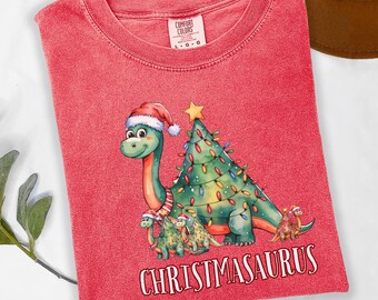 Design de camiseta com dinossauro Christmasaurus, estilo retrô natalino em PNG (download digital), ideal para sublimação em camisetas.