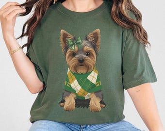 Yorkie de suéter patchwork PNG, Dia de São Patrício PNG, Cães Yorkie, Laços Coquette para sublimação, Estampa da Sorte