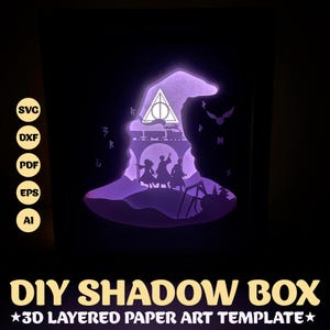 Puede incluir: Una plantilla de caja de sombra de papel en capas 3D con una silueta iluminada en púrpura de un sombrero de mago que contiene un tren en un puente, tres figuras, una bola alada y un símbolo triangular. Texto: SVG, DXF, PDF, EPS, AI, DIY SHADOW BOX.