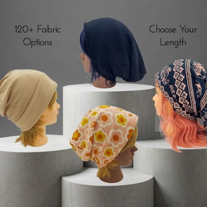 Peut inclure: Quatre bonnets présentés sur des têtes de mannequin. Un est beige uni, un est bleu foncé avec une texture gaufrée, un présente un motif floral rose et orange, et un a un imprimé géométrique bleu foncé et blanc. Le texte indique 120+ Fabric Options et Choose Your Length.