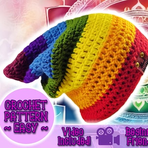 Op de afbeelding: Een regenbooggekleurde gebreide beanie met een bruin leren label. De beanie is gemaakt met een eenvoudig steekpatroon en is geschikt voor beginners. De afbeelding bevat de tekst "Crochet Pattern ~ Easy ~" en "Video Included!"