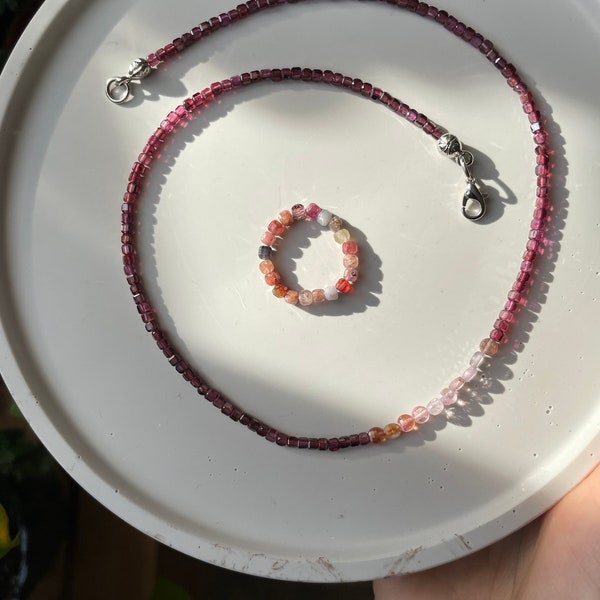 Une parure de bijoux composée d'un collier et d'une bague en grenat spinelle