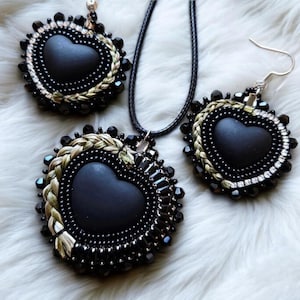 Set med örhängen och hängen i svarta, hjärtformade Sweetgrass-motiv