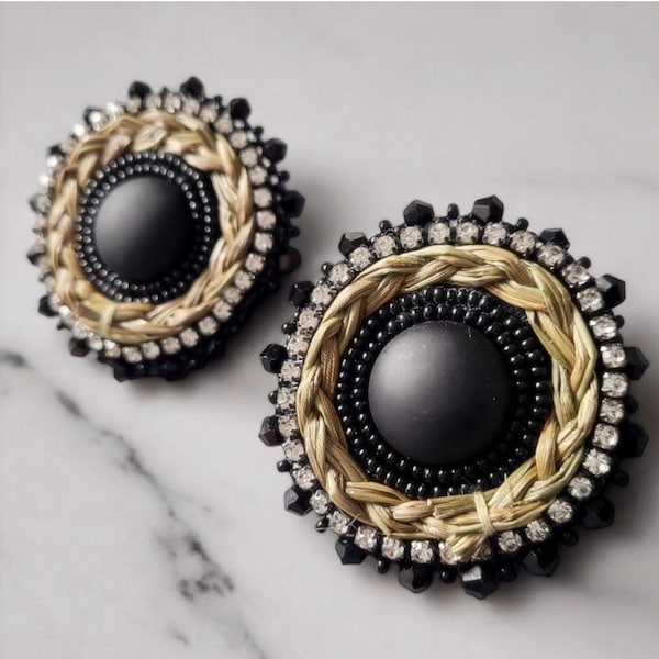 Boucles d'oreilles noires en foin d'odeur