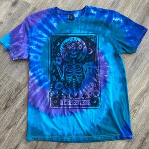 Camiseta con la carta del tarot de la mamá del perro teñida a mano y hecha a medida, hecha a medida, para amantes de los perros, camiseta para mamá de perros, estilo cottagecore, regalos para mamá