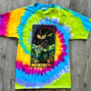 Camiseta con la carta del Tarot del lector, teñida a mano, hecha a medida, teñida a mano, teñida, amante de los libros, ratón de biblioteca, regalos para amantes de los libros para mujeres, amante de los libros