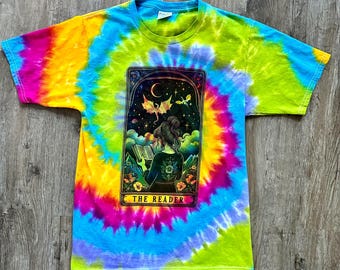 Camiseta con la carta del Tarot del Lector, teñida a mano, hecha a pedido, teñida a mano, para amantes de los libros, ratones de biblioteca, regalos para amantes de los libros para mujeres, amantes de los libros