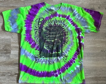 Camiseta de Beetlejuice teñida a mano, hecha a medida, fan de Beetlejuice, regalos de Beetlejuice, Manual de los fallecidos recientemente